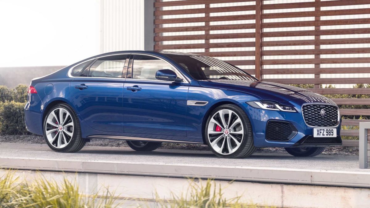 Британский автопроизводитель Jaguar показал обновленный седан XF