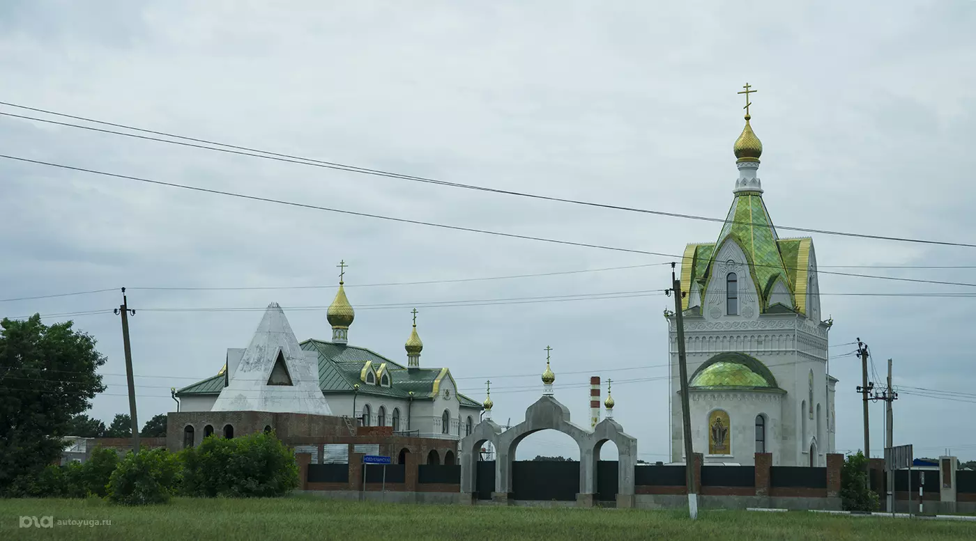 Да, это не побережье, где проходит иной маршрут, но и здесь богат пейзаж за окнами. Для любителей селфи есть все: от Кремля и церквей до нефтяных вышек и насосов