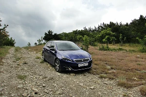 Peugeot 308 GT Line у скалы "Парус" &copy;&nbsp;Фото ЮГА.ру