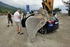 Peugeot 308 GT Line у скалы "Парус" &copy;&nbsp;Фото ЮГА.ру