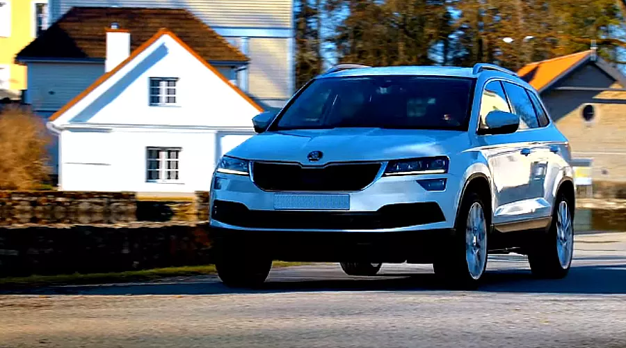 Skoda Karoq &copy;&nbsp;Скриншот видео канала GommeBlog.it: Car & Performance