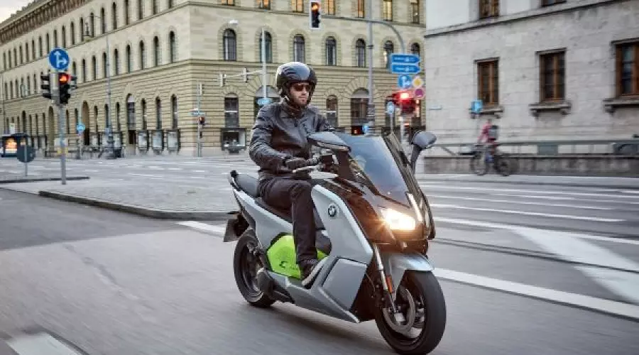 Компания BMW представила электроскутер C evolution Long Range © Фото ЮГА.ру Компания BMW представила электроскутер C evolution Long Range © Фото ЮГА.ру