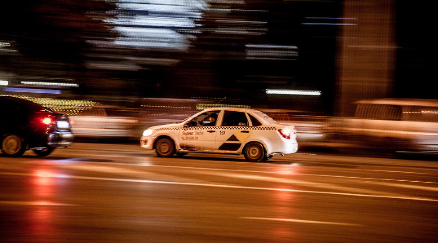 Такси в городе. Спешит на вызов © Фото Евгения Мельченко, Юга.ру Такси в городе. Спешит на вызов © Фото Евгения Мельченко, Юга.ру