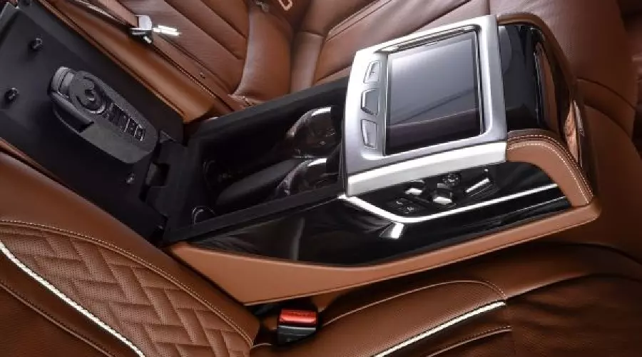 BMW Group представляет специальные версии нового BMW 7 серии © Фото ЮГА.ру BMW Group представляет специальные версии нового BMW 7 серии © Фото ЮГА.ру