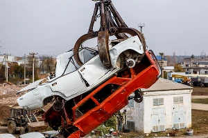 Утилизация старых автомобилей  &copy;&nbsp;Николай Ильин, ЮГА.ру