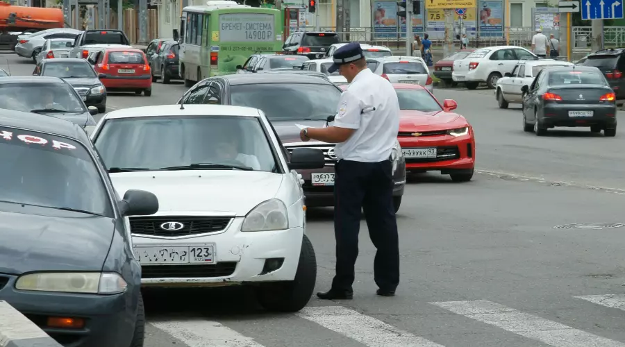 Как не привлекать внимание гаишников &copy;&nbsp;Фото Евгения Мельченко, Юга.ру