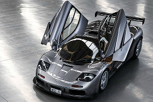 McLaren F1 с золотым мотором © Фото RMSothebys/BNPS