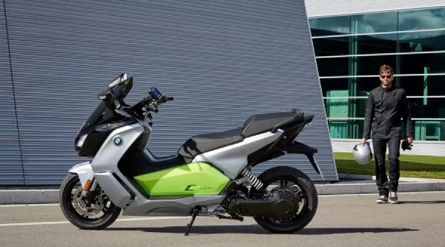 Компания BMW представила электроскутер C evolution Long Range © Фото ЮГА.ру Компания BMW представила электроскутер C evolution Long Range © Фото ЮГА.ру
