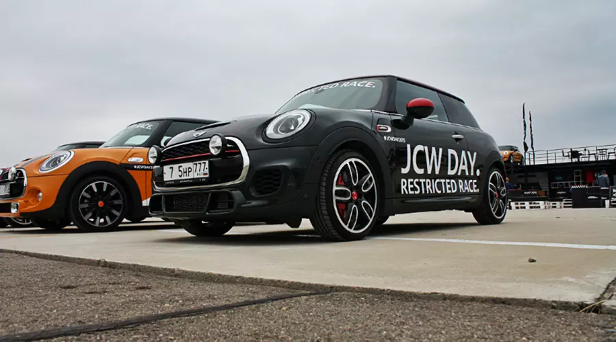 Тест-драйв MINI John Cooper Works © Фото ЮГА.ру Тест-драйв MINI John Cooper Works © Фото ЮГА.ру