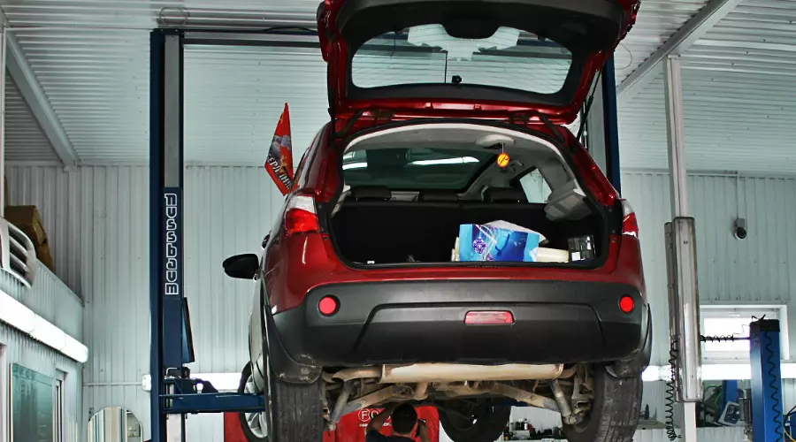 Ремонт автомобилей &copy;&nbsp;Фото Евгения Мельченко, Юга.ру