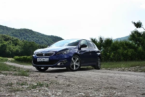 Peugeot 308 GT Line у скалы "Парус" &copy;&nbsp;Фото ЮГА.ру