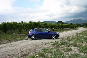 Peugeot 308 GT Line у скалы "Парус" &copy;&nbsp;Фото ЮГА.ру
