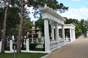 Peugeot 308 GT Line у скалы "Парус" &copy;&nbsp;Фото ЮГА.ру