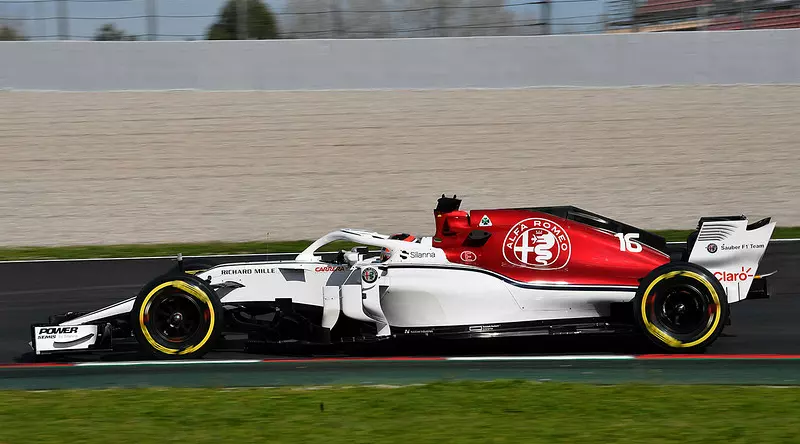 Белый болид Alfa Romeo Sauber
