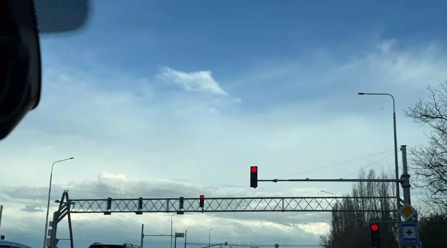 светофор &copy;&nbsp;Изображение сгенерировано нейросетью Gigachat