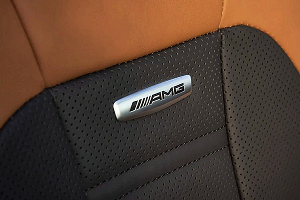 Шильдик AMG на Mercedes-Benz &copy;&nbsp;Фото: Mercedes-Benz