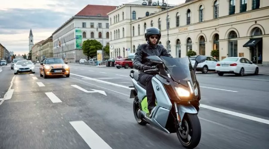 Компания BMW представила электроскутер C evolution Long Range © Фото ЮГА.ру Компания BMW представила электроскутер C evolution Long Range © Фото ЮГА.ру