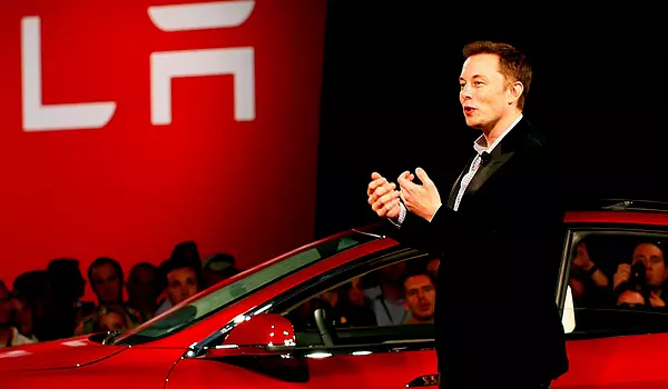Илон Маск сам представил электрокар во Фримонте