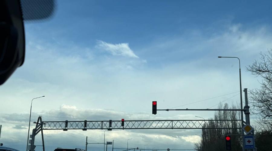 светофор &copy;&nbsp;Изображение сгенерировано нейросетью Gigachat