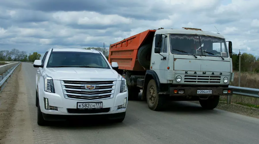 Cadillac Escalade (от 4 990 000 руб.) © Фото Евгения Мельченко, Юга.ру Cadillac Escalade (от 4 990 000 руб.) © Фото Евгения Мельченко, Юга.ру