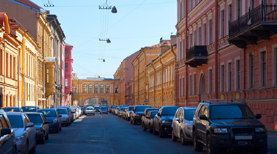 автомобиль во дворе &copy;&nbsp;Сгенерировано с помощью нейросети Gigachat