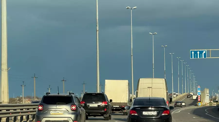 автомобиль &copy;&nbsp;Сгенерировано с помощью нейросети Gigachat