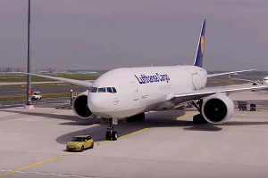 Cooper тащит самолет © Скриншот видео Motor1