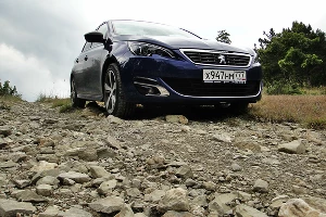 Peugeot 308 GT Line у скалы "Парус" &copy;&nbsp;Фото ЮГА.ру