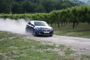 Peugeot 308 GT Line у скалы "Парус" &copy;&nbsp;Фото ЮГА.ру