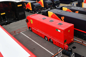 Грузовик Ferrari в паддоке © Фото LAT Images