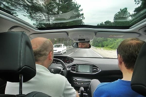 Peugeot 308 GT Line у скалы "Парус" &copy;&nbsp;Фото ЮГА.ру