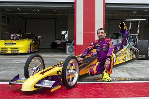 Дрэгстер Александра Альбина на переднем плане и чемпионский Dodge Viper — на заднем &copy;&nbsp;Фото Евгения Мельченко, Юга.ру