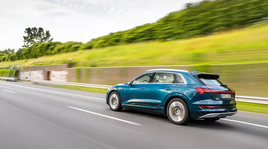 Электромобиль e-Tron &copy;&nbsp;Фото Audi