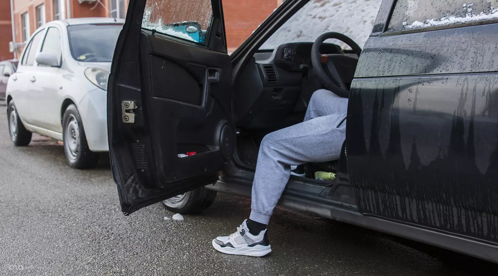 А с какой ноги правильно выходить из автомобиля?