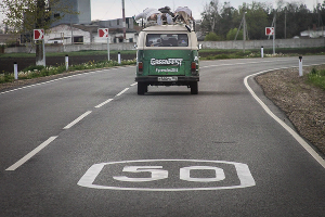 Автопробег хиппи-автомобилей "Пробусовка-2014" © Фото ЮГА.ру