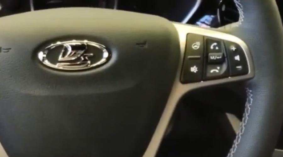 Кожаный руль новой Lada Vesta © Скриншот видео SpeedMe