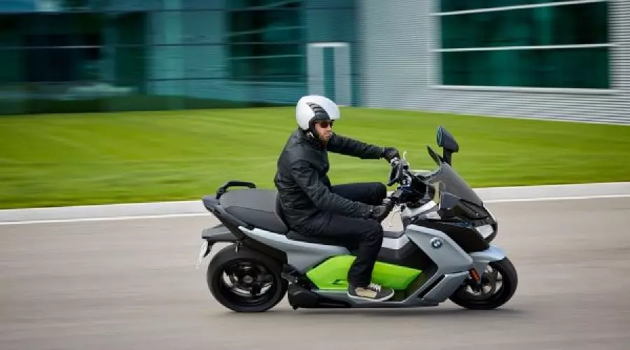 Компания BMW представила электроскутер C evolution Long Range © Фото ЮГА.ру Компания BMW представила электроскутер C evolution Long Range © Фото ЮГА.ру