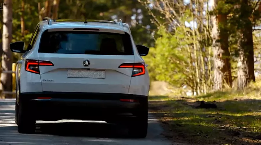 Skoda Karoq &copy;&nbsp;Скриншот видео канала GommeBlog.it: Car & Performance