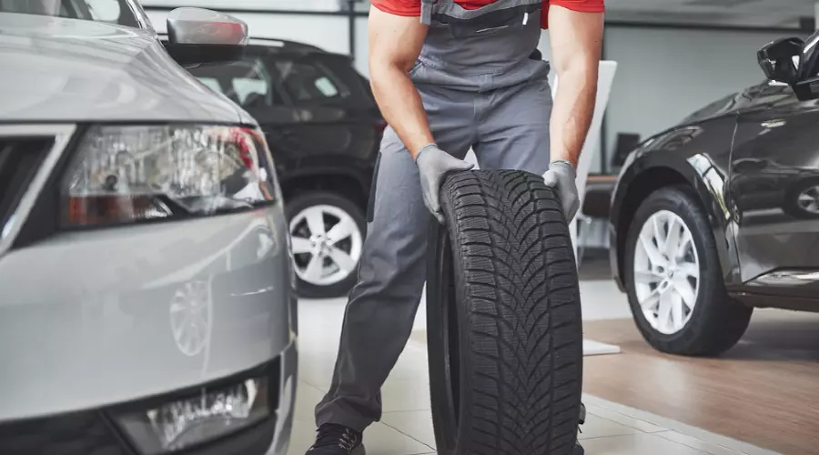 шины автомобиля &copy;&nbsp;Изображение сгенерировано нейросетью Gigachat