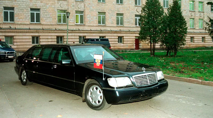 Ельцин официально вернул в Кремль Mercedes-Benz