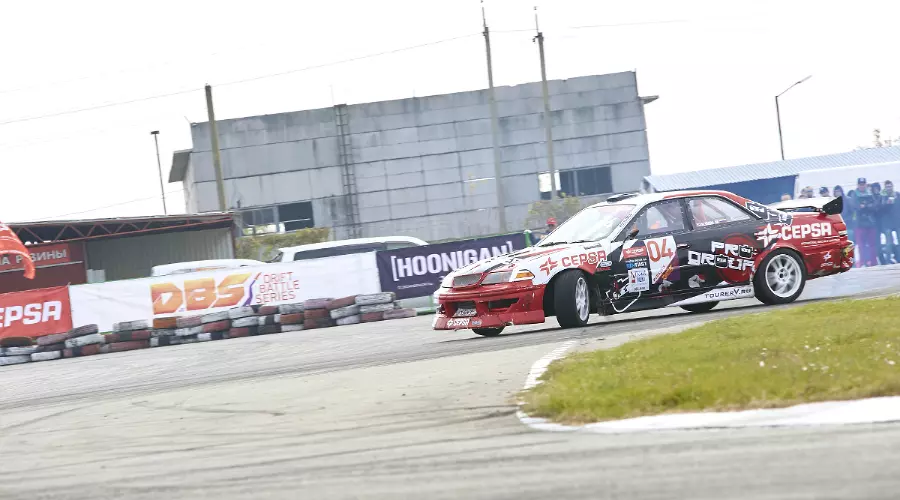 Итоги пятого этапа чемпионата Drift Battle Series 2015 (Фото: Антон Гурьев) © Фото ЮГА.ру Итоги пятого этапа чемпионата Drift Battle Series 2015 (Фото: Антон Гурьев) © Фото ЮГА.ру
