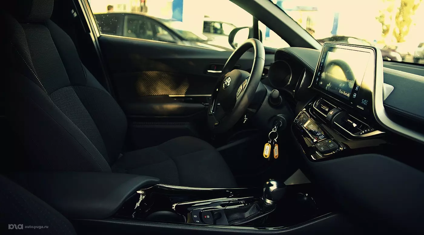 Новый кроссовер. Toyota C-HR