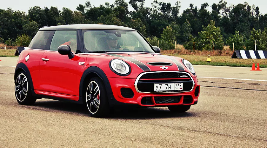 Тест-драйв MINI John Cooper Works © Фото ЮГА.ру Тест-драйв MINI John Cooper Works © Фото ЮГА.ру