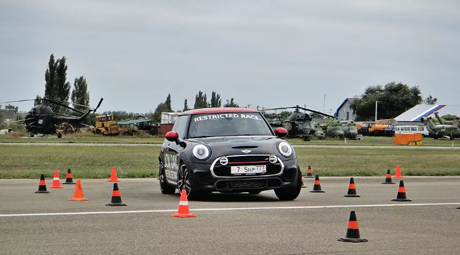 Тест-драйв MINI John Cooper Works © Фото ЮГА.ру Тест-драйв MINI John Cooper Works © Фото ЮГА.ру