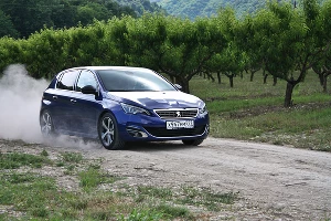 Peugeot 308 GT Line у скалы "Парус" &copy;&nbsp;Фото ЮГА.ру