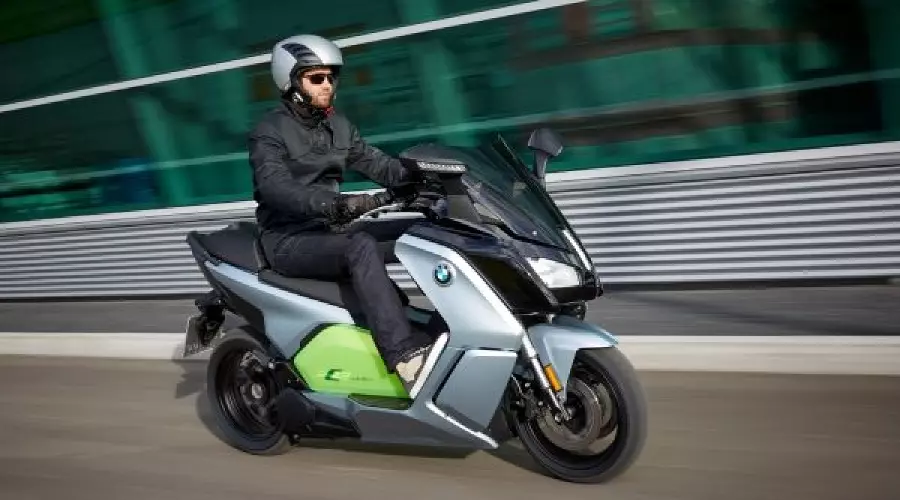 Компания BMW представила электроскутер C evolution Long Range © Фото ЮГА.ру Компания BMW представила электроскутер C evolution Long Range © Фото ЮГА.ру