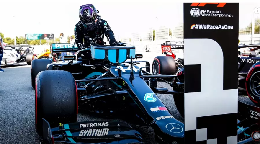 Льюис Хэмилтон &copy;&nbsp;Скриншот трансляции