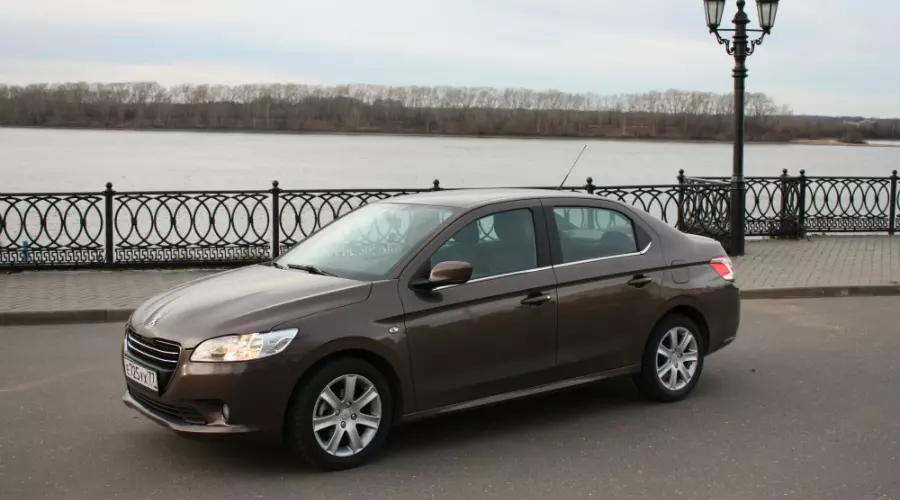 Peugeot 301. Набережная реки Волга в Угличе &copy;&nbsp;Фото ЮГА.ру